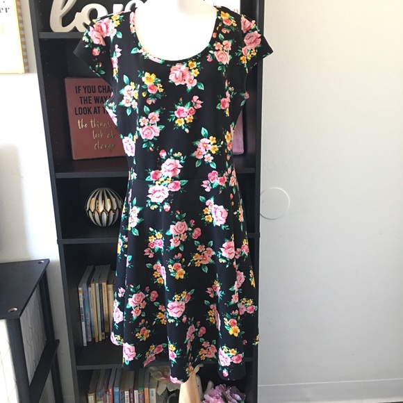 ✨️4/$25✨️ SALE. MYTH floral dress. 1X - Picture 6 of 12